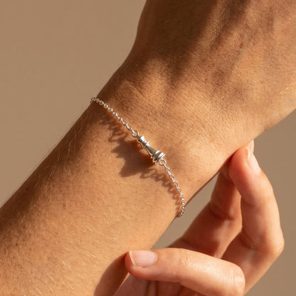 Ksenia Mirella Jewellery Icon Queen Chain Bracelet Close-up of a hand wearing a delicate bracelet on a neutral background