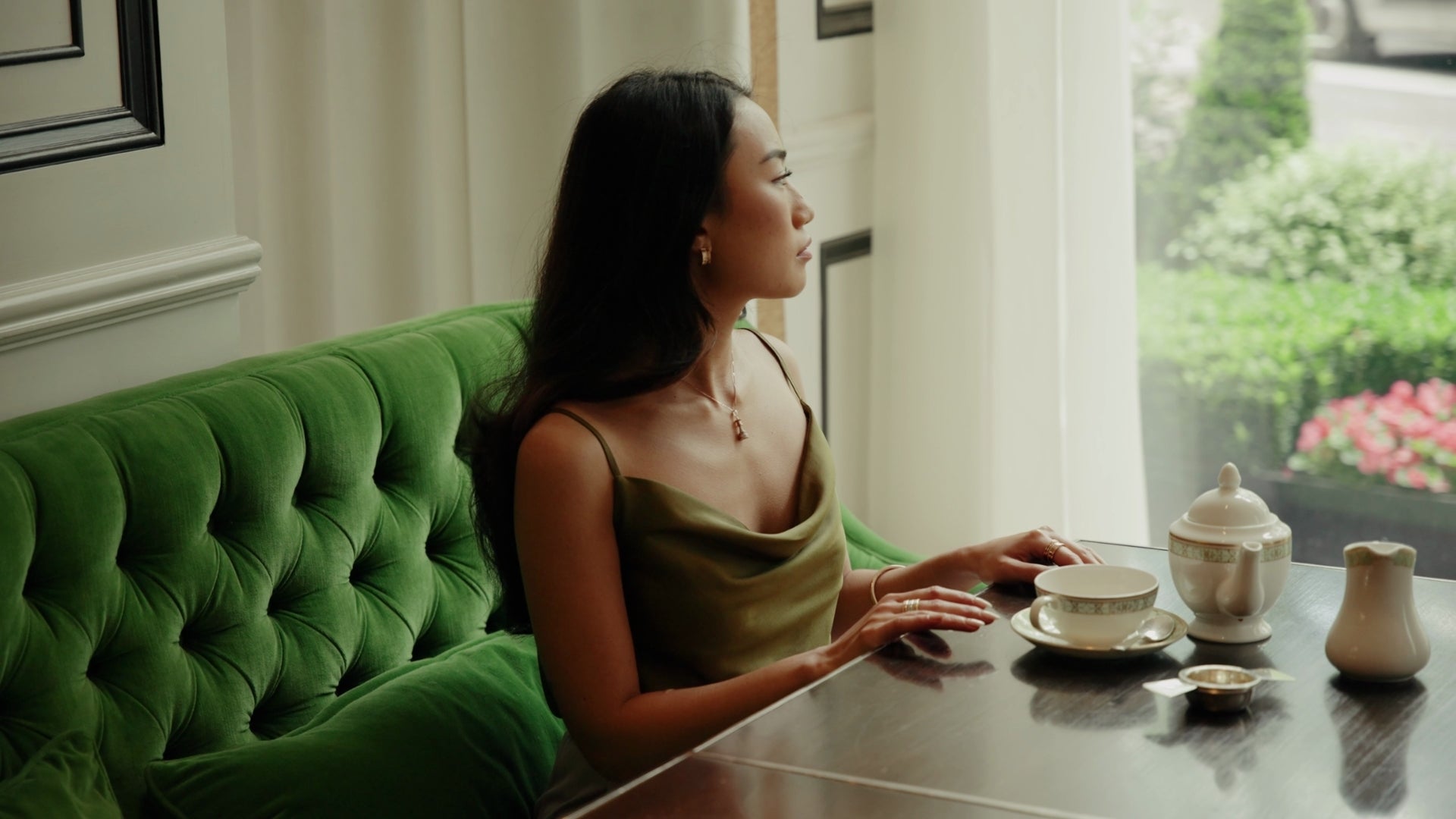 Load video: Luxury fine jewellery from the Queen Collection styled in London, capturing strength, elegance and quiet confidence.